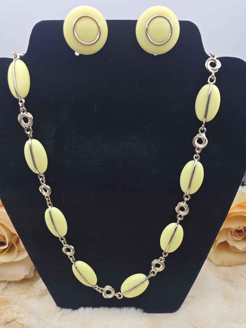 Vintage Yellow Lucite Gold Tone Necklace & Earring Set DemiParure